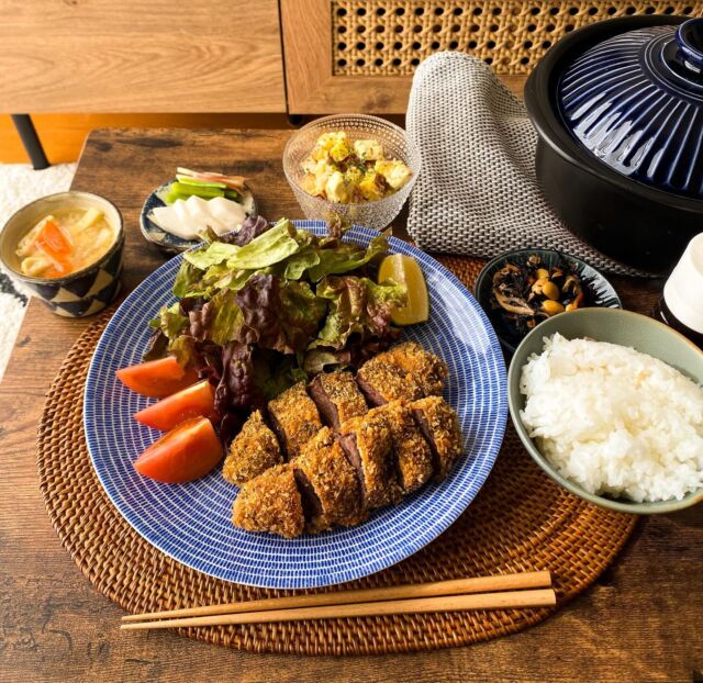 🍙Beautiful deep fried venison Teishoku🍙
We did dish up seriously this time😉
It looks great doesn’t it?
Cooked Teishoku style which is Japanese lunch set like rice,miso soup,salad and main dish “venison Tonkatsu”!!
No bad smell at all,the texture is tender and the taste is of course amazing🤤
How much would you pay for it🧐?

今回本気で盛り付けてみました！
鹿のトンカツ定食🍙
鹿肉は全く臭みがなく、柔らかくてめっちゃ美味しかったです！

#fujioutdoorbase 
#gamemeat 
#venison 
#venisonrecipes 
#japanesefood 
#tonkatsu 
#teishoku 
#hunter 
#hunting 
#localjapan 
#yamanashi 
#japaneselunch 
#gibier 

#登山ガイド 
#ジビエ 
#鹿肉 
#鹿肉ジビエ 
#鹿肉料理 
#定食 
#ハンター 
#猟師 
#狩猟 
#移住 
#移住生活 
#田舎暮らし 
#山梨県