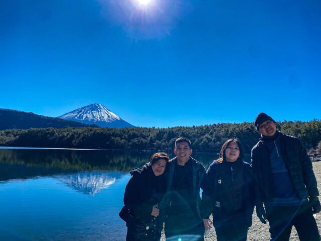 A lovely family of four from the Philippines joined our Hidden Fuji Drive Tour 🇵🇭🚗
Even though it was cold, the calm and windless weather gave us perfect conditions to enjoy stunning views of Mt. Fuji.
So happy to share this beautiful day with such a warm and friendly family!

フィリピンから仲の良い4人家族がHidden Fuji Drive Tourに参加してくれました🇵🇭🚗
気温は低かったものの、風もなく穏やかな天気で、富士山の絶景を楽しむことができました。
素敵なご家族とこの美しい一日を共有できて嬉しかったです！

#mtfuji 
#kawaguchiko 
#privatetourjapan 
#localjapan 
#hiddenjapan