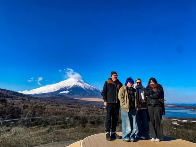 A wonderful family from Tasmania, Australia joined my Hidden Fuji Drive Tour 🇦🇺
It was a chilly and windy day, but we enjoyed stunning Mt. Fuji views, a shrine visit, the mystical Aokigahara Forest, and delicious local food!
So happy to spend such a great day together!

オーストラリア・タスマニアから素敵なご家族がHidden Fuji Drive Tourに参加してくれました🇦🇺
風が冷たい一日でしたが、富士山の絶景、神社参拝、神秘的な樹海、そしてローカルフードまでしっかり満喫！
寒さに負けず1日楽しみました😊

#mtfuji 
#kawaguchiko 
#privatetourjapan 
#hiddenjapan 
#localjapan