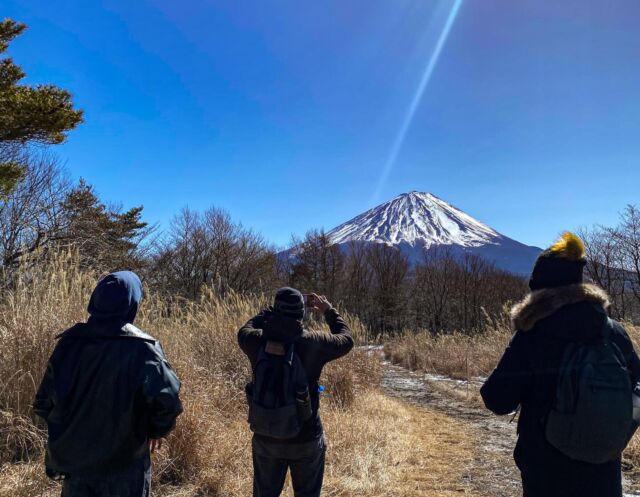 My very first guests from Airbnb — and what a crew of three awesome guys 🙌

We were blessed with a perfectly clear day, stunning views of Mt. Fuji, a peaceful shrine visit, and a quiet trail that led us to an incredible panorama at the top🗻

We warmed up our cold bodies with a hot bowl of Yoshida Udon at the end of the tour 🍜

The vibe was friendly from start to finish, and I genuinely had such a great time too😊

初めてAirbnbから来てくれたナイスガイ3人組🙌

雲ひとつない快晴の中、最高の富士山、神社参拝、そして静かなトレイルを歩き、山頂では素晴らしいパノラマビューが待っていました🗻

最後は、あたたかい吉田うどんで冷えた体をしっかり温めてツアーを終えました🍜

終始フレンドリーな雰囲気で、僕自身も本当に楽しい時間を過ごせました😊

#mtfuji 
#fujisan 
#localjapan 
#japanprivatetour 
#hiddenjapan