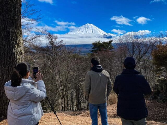 My very first guests from Brazil 🇧🇷

We did my original itinerary — a mix of light hiking and sightseeing around the Mount Fuji area 🗻

It was cloudy all day, but we got lucky and were still able to catch a glimpse of Mt. Fuji 🙏

So grateful for moments like this.
Thanks for coming all the way from Brazil!

ブラジルから初のゲスト🇧🇷

軽ハイキングと観光を組み合わせたオリジナル旅程で、富士山エリアを満喫しました🗻

1日中くもり空だったけど、ラッキーなことにちゃんと富士山も拝めました🙏

ご参加ありがとうございました！！

#fujisan 
#mtfuji 
#privatetourguide 
#localjapan 
#japanprivatetour