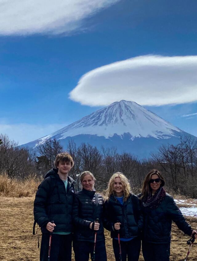 Four wonderful guests from the U.S. joined the hiking tour🇺🇸

The forecast turned out to be wrong in the best way possible, and Mt. Fuji stayed clear all day 🗻

We enjoyed the breathtaking view of snow-covered Mt. Fuji and the vast Aokigahara forest stretching endlessly below🌳

A perfect day to experience the powerful nature of the Fuji area!

アメリカから素敵な4人がハイキングツアーに参加してくれました🇺🇸

天気予報は良い意味で外れて、富士山は一日中クリア🗻

雪に覆われた富士山と、どこまでも広がる樹海の雄大な景色を楽しみました🌳

富士山エリアの大自然を満喫できた最高の1日でした！

#fujisan 
#mtfuji 
#localjapan 
#japanprivatetour 
#hiddenjapan